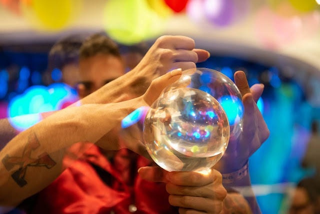 Malabarista contato de Humor e Circo em evento de inauguração do Spaces Cinêlandia no Rio de Janeiro.