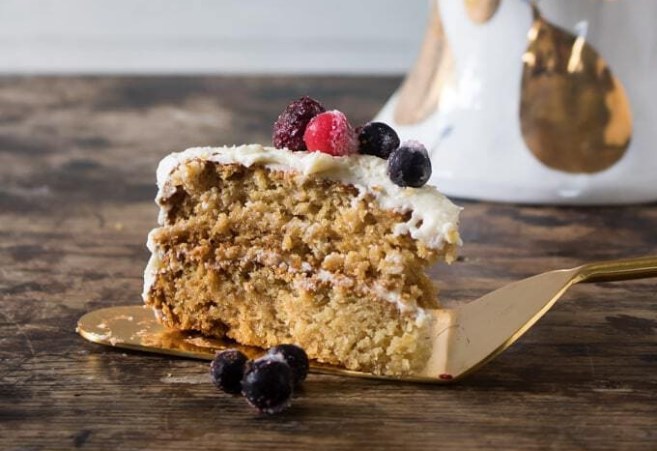 The Best Vegan Vanilla Cake with Berries #vegan #cake