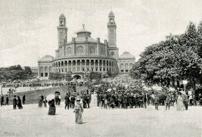  Fête organisée par la Ligue de l’Enseignement, en juin 1904 en l’honneur de l’enseignement primaire et présidée par Emile LOUBET, président de la République. Départ du cortège au pied du Trocadéro (collection privée)