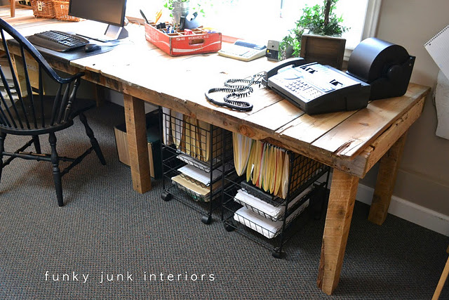 Home office com paletes de madeira e outros objetos reciclados