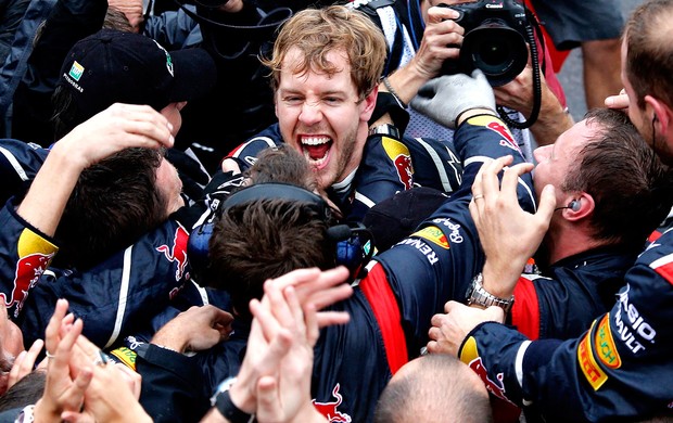 Sebastian Vettel conquista o título da F1 e se torna o tricampeão mais jovem da história da categoria 