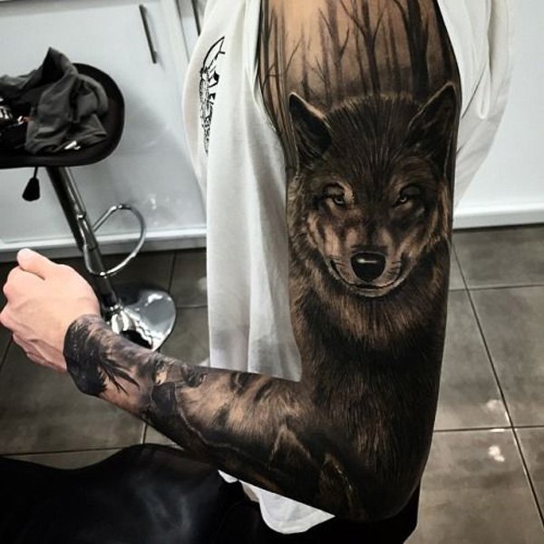 Dependendo de onde você é, lobos têm significados diferentes. Mas, geralmente, é um sinal de força e de poder. Você definitivamente pode adicioná-lo ao seu tema floresta para uma tatuagem que não se limita a dar uma maravilhosa mensagem, mas também um grande projeto.