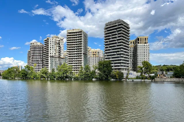 Павелецкая набережная, Москва-река, вид на Симоновскую набережную, строящийся жилой комплекс Foriver