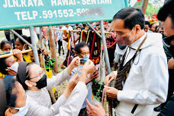 Jokowi Sempatkan Beli Noken dari Mama-mama Penjual Pinggir Jalan Hawai