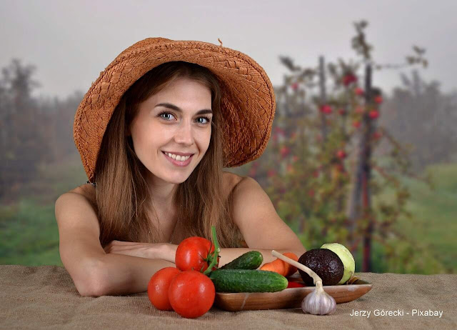 Mulher com fruta e legumes.