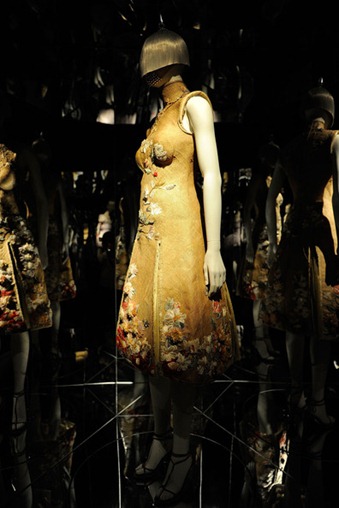 Alexander McQueen Savage Beauty Costume Institute 0iDFaytaDj1l