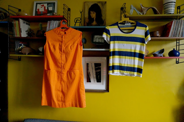 une mini robe des années 60 70 et un t-shirt actuel  60s 70s orange mini dress , Lacoste striped tee