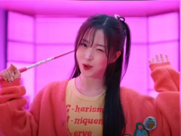 NMIXX en la mira por el uso de una camiseta de Haewon con una palabra vulgar en su último video musical.