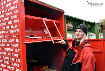 Einfache Handhabung eines Altkleider Containers