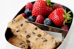 NO BAKE HEALTHY CHOCOLATE CHIP BLONDIES