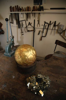 Bola de Ouro na oficina, Ballon d'Or à l'atelier, Ballon d'or