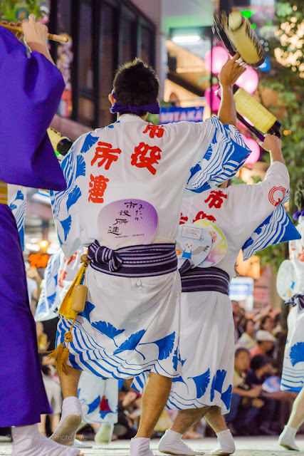 三鷹阿波踊り みたか市役所連の男踊りの後姿 ちょうちん