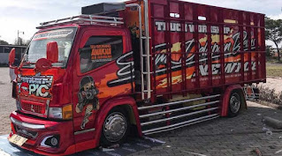Foto Truck Modifikasi dengan Permainan Warna yang Eye Catchy