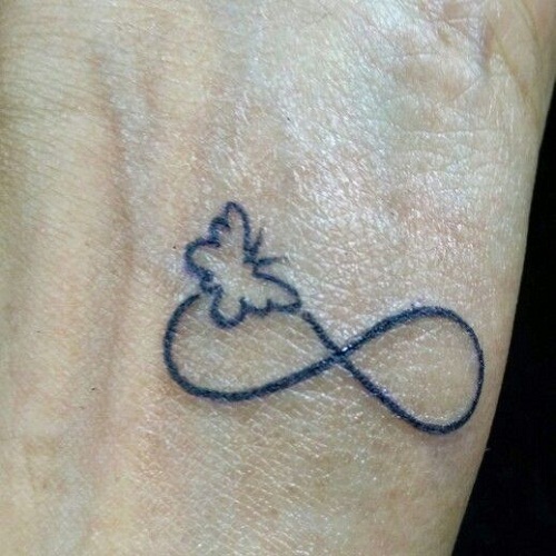 O infinito com Uma Tatuagem de Borboleta