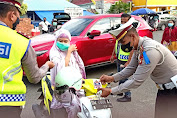 Operasi Patuh 2021, Satlantas Polres Bone Bagikan Ratusan Masker