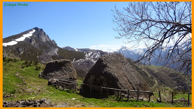 Cabañas en la Braña la Torre bajo el Pico Michu