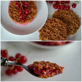 Torte mit Haferflocken und Johannisbeeren