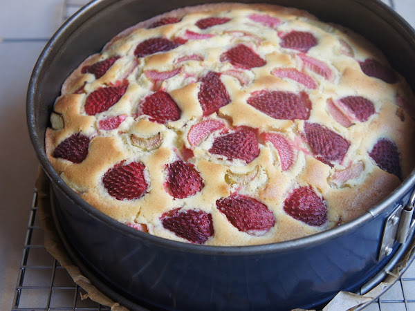 REZEPT: glutenfreier Rhabarber-Erdbeer-Kuchen 