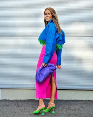 Nos próximos meses, a Moda Dopamina deve ter espaço garantido no guarda-roupa das fashionistas. A ideia é apostar no mix de cores, como estampas ou até em uma só cor , da cabeça aos pés. Use a criatividade e não tenha medo de experimentar.