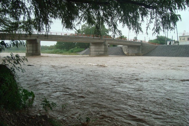 Estados/ Hidalgo reporta desborde del río Salado