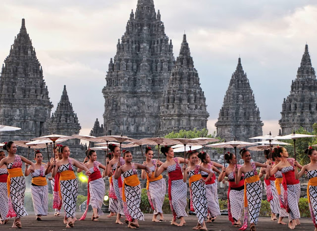 festival payung indonesia di candi prambanan