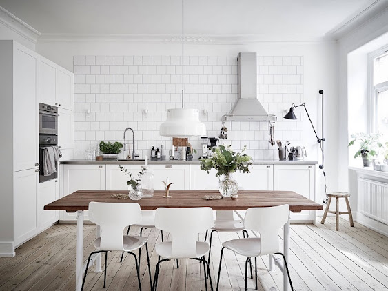 Căn bếp màu trắng với cửa sổ đầy ánh sáng mang lại cảm giác thông thoáng, mát mẻ cho không gian.