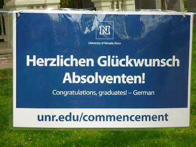 Herzlichen Glückwunsch Absolventen! Congratulations, graduates - German