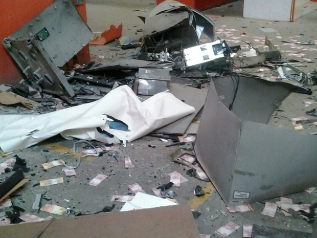 Caixas eletrônicos são explodidos dentro do Moda Center, no Agreste