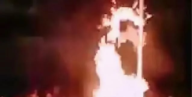 Βίντεο: όχλος  έκαψε ζωντανό ύποπτο για κλοπή αυτοκινήτου! ( ΣΚΛΗΡΕΣ ΕΙΚΟΝΕΣ)