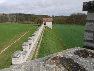 Kastell Pfünz - Kastellmauerrekonstruktion mit Erdaufschüttung