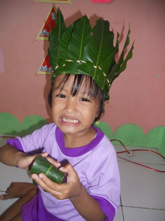  MEMBUAT  TOPI  DARI  DAUN 