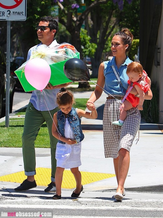 Jessica Alba Heads Out With Her Family » Gossip