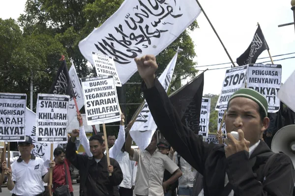 Saya cek kembali berita dari berbagai media online mainstream beberapa tahun lalu tentang  HTI Masih Aktif, Termasuk Felix Siauw