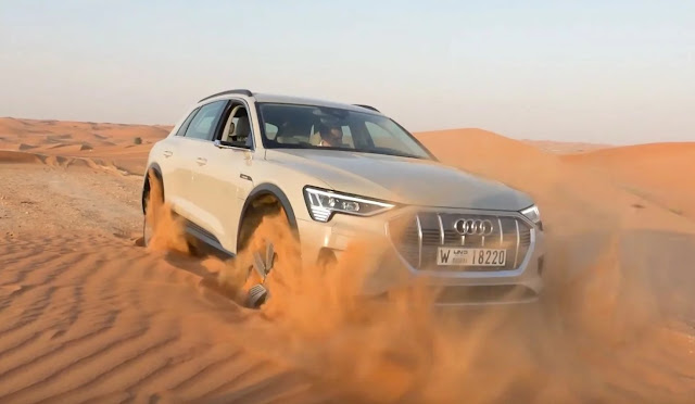 Audi e-tron застрял в песках Абу-Даби
