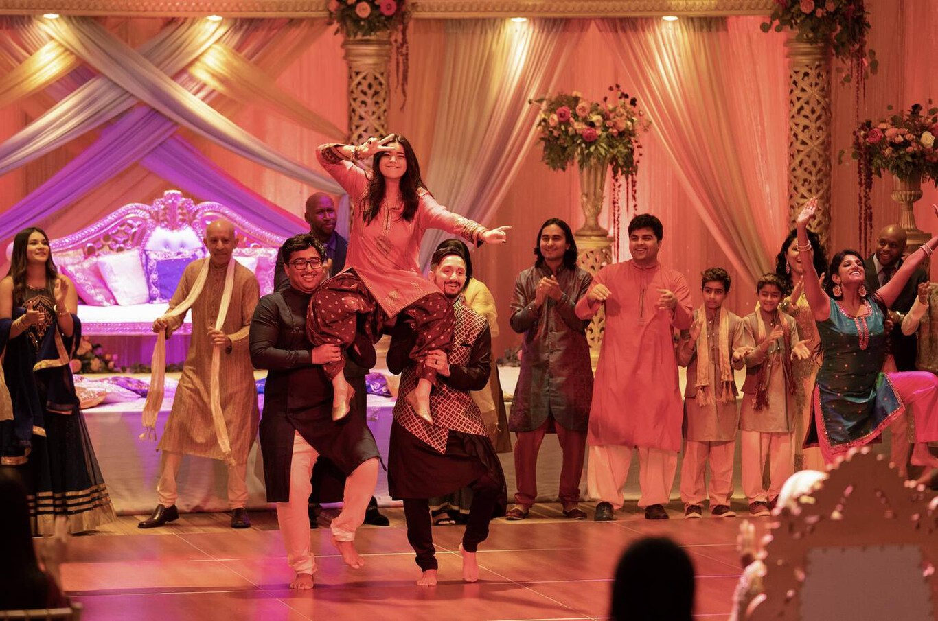 Kamala baila en la boda de su hermano