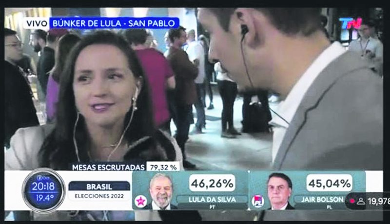 Andrea Arístegui salió en TV argentina por lanzazo a su celular en plena transmisión