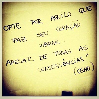 A frase "opte por aquilo que faz seu coração vibrar apesar de todas as consequências" está escrita de forma delicada na parte inferior da imagem. A cena transmite uma sensação de paz e serenidade, enquanto nos lembra da importância de seguir nossos desejos mais profundos, mesmo diante dos desafios que possam surgir pelo caminho. Uma mensagem inspiradora para quem busca viver a vida com autenticidade e paixão.