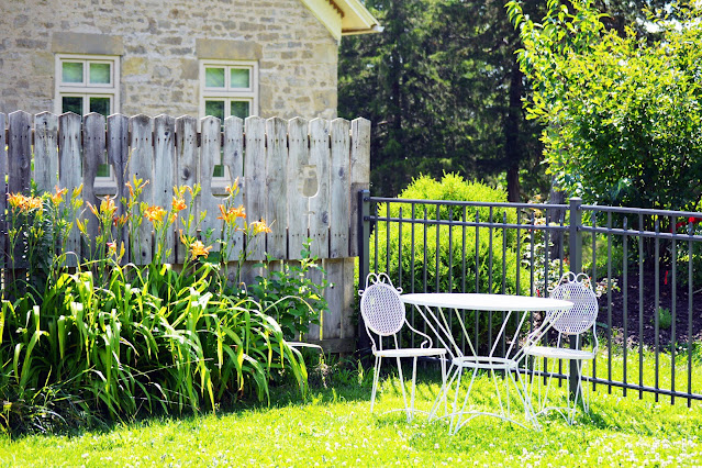 Vintage table and chair for backyard decoration ideas