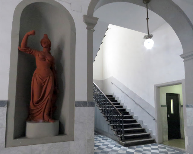 An elegant entrance hall in Via Marradi, Livorno