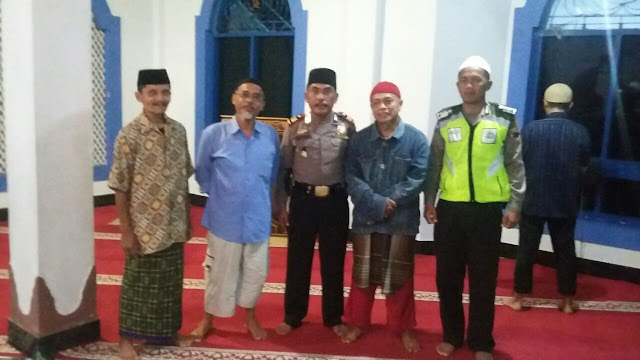 KAPOLSEK MUNTILAN MENGAJAK WARGA KAWEDANAN MUNTILAN SHOLAT MAHRIB DAN ISHAK BERJAMAAH