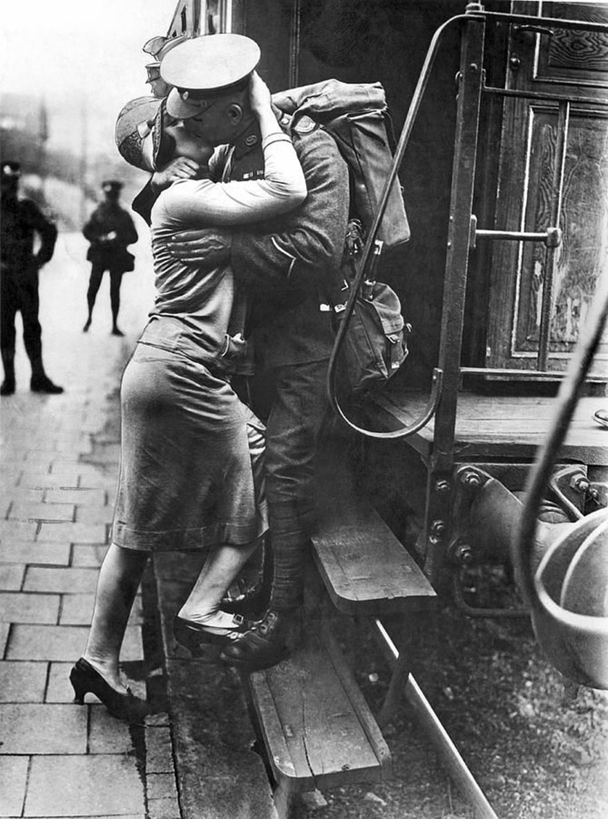 60 + 1 Heart-Warming Historical Pictures That Illustrate Love During War - A British Tommie Bestows A Last Kiss Upon His Rhineland Sweetheart As His Detachment Leaves For England As They Evacuate Germany. Konigstein, Germany, September 1929