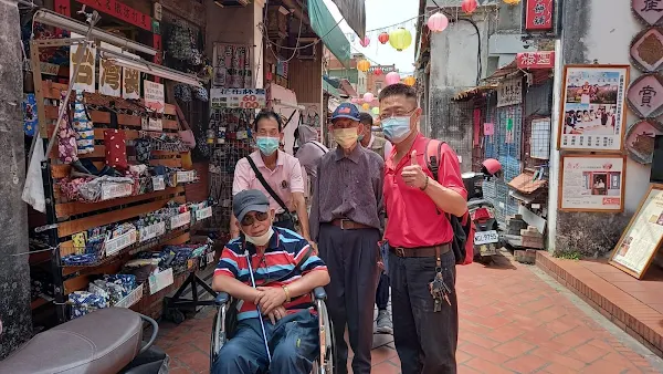 ▲第二站巡禮鹿港老街及桂花巷藝術村等古蹟區，住民漫步其中，發現閩式街屋的優美，長輩們稱道懷舊風十足。（記者林明佑翻攝）