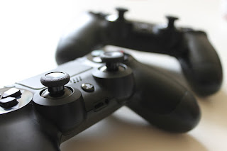 Deux manettes de PlayStation