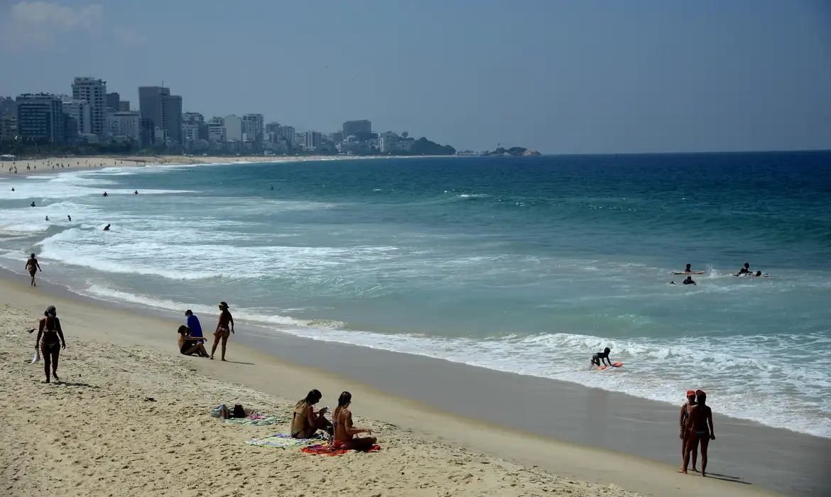 Senado debate PEC que pode privatizar praias