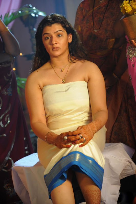 South Hot and Sexy Aarathi Agarwal Bathing Dress in Neelaveni Telugu Movie Photos gallery pictures