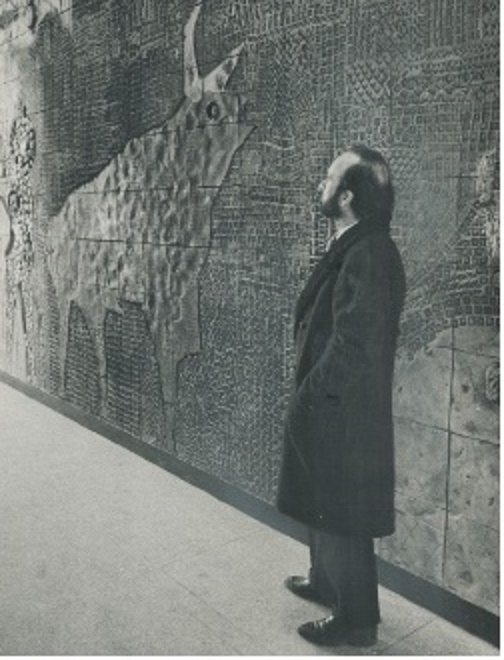 JORDI BONET DEVANT UNE OEUVRE NON-IDENTIFIÉE