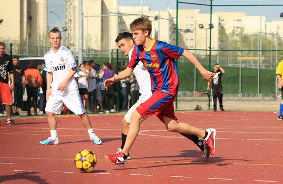 justin bieber playing soccer in madrid. Justin Bieber plays soccer