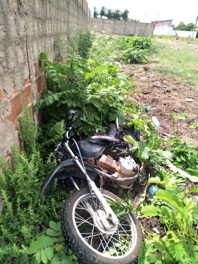 Motocicleta roubada é encontrada abandonada em terreno baldio na cidade de Luís Correia