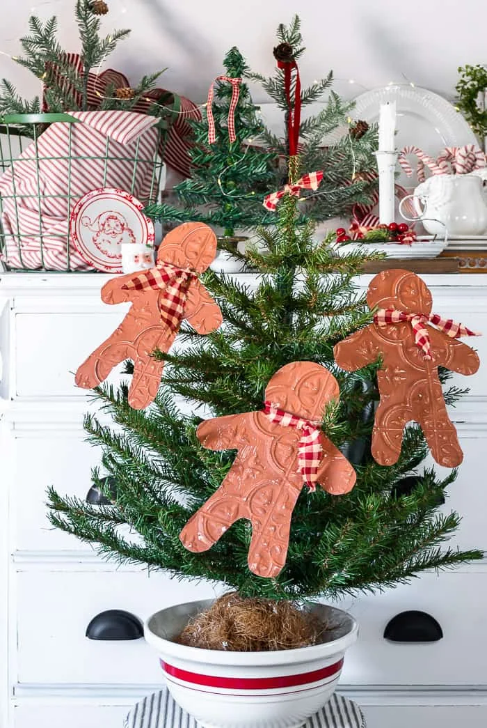 tree, red striped bowl, gingerbread men ornaments