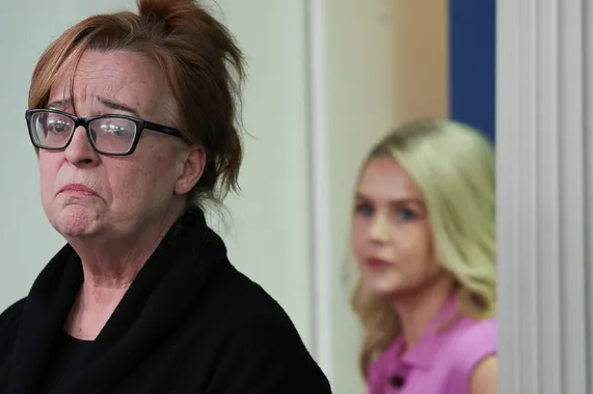 Patty Morin (à esquerda), mãe de Rachel Morin, fala enquanto a secretária de imprensa da Casa Branca, Karoline Leavitt, observa durante uma coletiva diária na Sala de Imprensa Brady, na Casa Branca, em 16 de abril de 2025, em Washington, D.C. (Win McNamee/Getty Images)